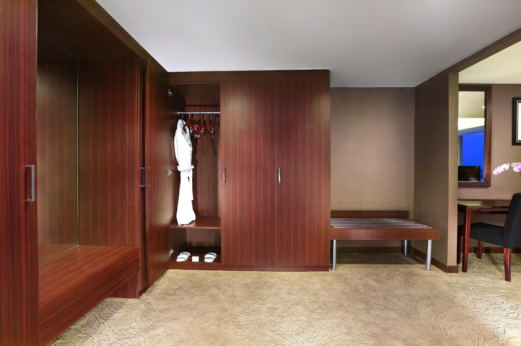 Aston Madiun Hotel & Conference Center Екстер'єр фото
