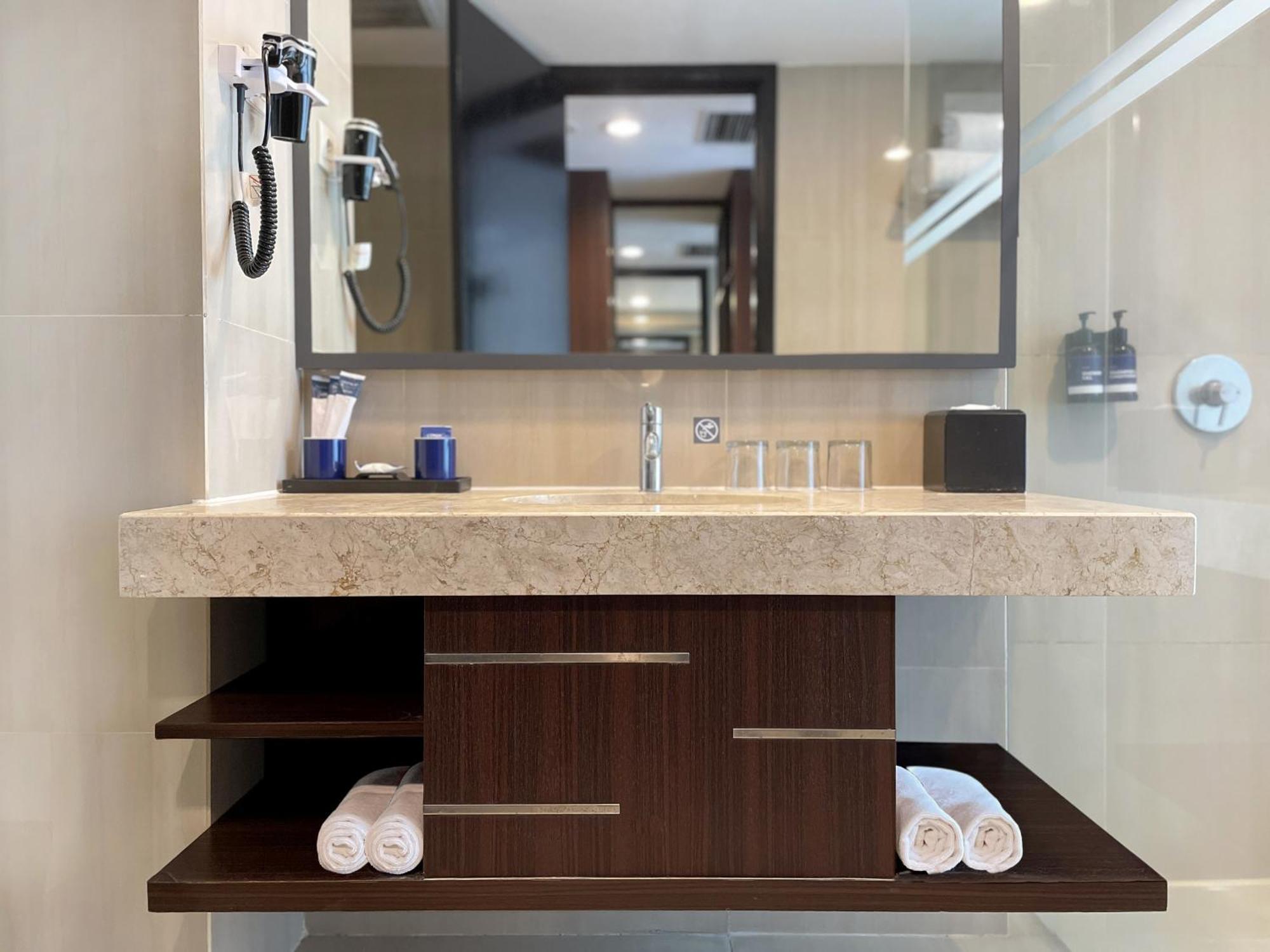 Aston Madiun Hotel & Conference Center Екстер'єр фото